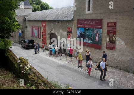 Besucher außerhalb Chateau de Clos Lucé, Heimat von Leonardo da Vinci für die letzten 3 Jahre seines Lebens und jetzt eine Feier seines Lebens und Errungenschaften, Amboise, Frankreich. Stockfoto