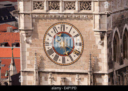 Uhrturm des neuen Rathauses auf dem zentralen Quadrat Marienplatz in München, Bayern, Deutschland Stockfoto