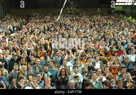 Fußballfans Unterstützer für das letzte Mal für Endspiel auf den alten Southbank Terrassen im Molineux Stadium stehen. 1993 Stockfoto