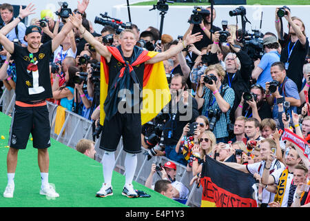 Berlin, Deutschland. 15. Juli 2014. Deutschlands Bastian Schweinsteiger auf der Bühne während des Empfangs der deutschen Nationalmannschaft bei der sogenannten "Fan-Meile" am Brandenburger Tor in Berlin, Deutschland, 15. Juli 2014. Bildnachweis: Dpa picture Alliance/Alamy Live News Stockfoto