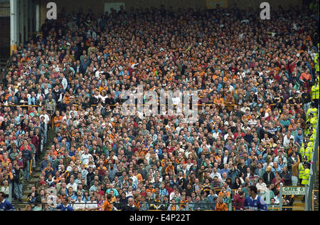 Fußballfans Unterstützer für das letzte Mal für Endspiel auf den alten Southbank Terrassen im Molineux Stadium stehen. 1993 Stockfoto