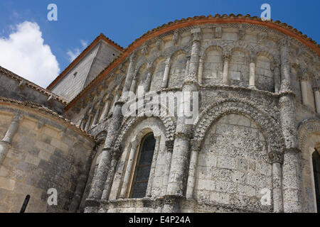 Die Kirche St Radegonde in Talmont-Sur-Gironde, Charente-Maritime, Frankreich. 1094 erbaute Kirche war ein Rastplatz für die Wallfahrt des Heiligen Jakobus von Compostela auf der via Turonensis, weil die Pilger den Fluss Gironde an dieser Stelle überquerte. Stockfoto