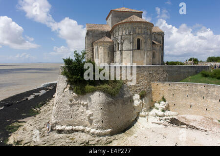 Die Kirche St Radegonde in Talmont-Sur-Gironde, Charente-Maritime, Frankreich. Stockfoto