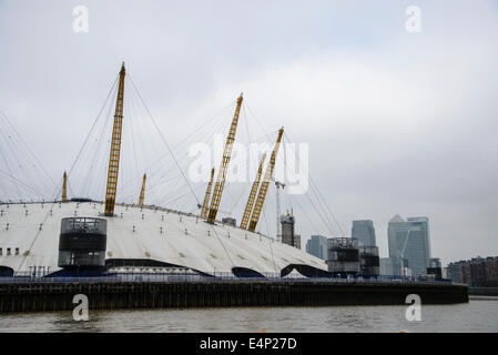 Die O2 Arena / Dome von der Themse aus gesehen Stockfoto