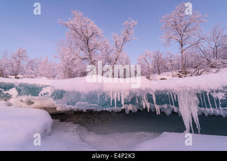 der Gefrorene Fluss Abiskojohkka Mit den Abiskoalpen, Abisko Nationalpark, Norrbotten, Lappland, Schweden, Stockfoto