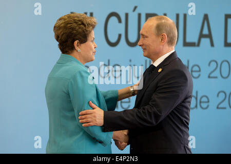 (140715)--FORTALEZA, 15. Juli 2014 (Xinhua)--Russian President Vladimir Putin (R) wird durch die brasilianische Präsidentin Dilma Rousseff vor dem 6. BRICS-Gipfel in Fortaleza, Brasilien, 15. Juli 2014 begrüßt. (Xinhua/Xu Zijian) (Lyz) Stockfoto