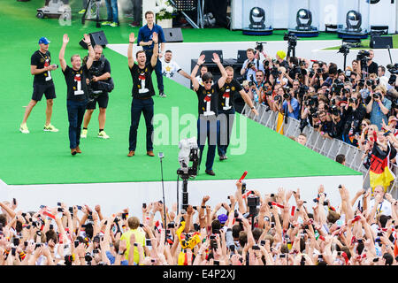 Berlin, Deutschland. 15. Juli 2014. Andreas Köpke, Jogi Loew, Oliver Bierhoff und Co-Trainer Hansi Flick beim Empfang der deutschen Nationalmannschaft bei der sogenannten "Fan-Meile" am Brandenburger Tor in Berlin, Deutschland, 15. Juli 2014. Bildnachweis: Dpa picture Alliance/Alamy Live News Stockfoto