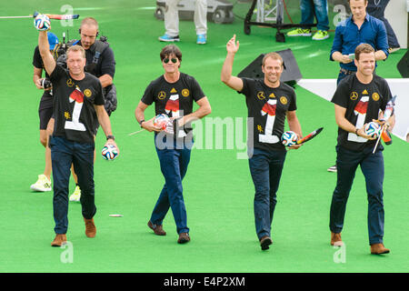 Berlin, Deutschland. 15. Juli 2014. Andreas Köpke, Jogi Loew, Oliver Bierhoff und Co-Trainer Hansi Flick beim Empfang der deutschen Nationalmannschaft bei der sogenannten "Fan-Meile" am Brandenburger Tor in Berlin, Deutschland, 15. Juli 2014. Bildnachweis: Dpa picture Alliance/Alamy Live News Stockfoto