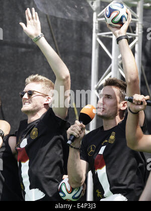 Berlin, Deutschland. 15. Juli 2014. Die Gewinner des World Cup, die deutsche Nationalmannschaft, die Trophäe nach Deutschland zu bringen und sind willkommen von Tausends Fans am Brandenburger Tor in Berlin, Deutschland am 15. Juli 2014. / Bild: Credit: Reynaldo Paganelli/NurPhoto/ZUMA Draht/Alamy Live News Stockfoto