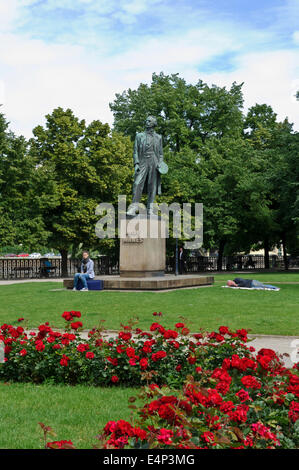 Statue von Josef Mánes, Maler im Garten vom Konzertsaal Rudolfinum, Prag, Tschechische Republik gewählt. Stockfoto