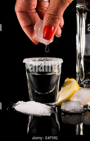 Tequila mit Zitrone oder Limette und Salz auf reflex Hintergrund Stockfoto