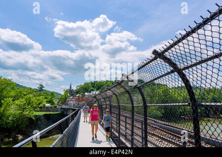 Appalachian Trail Fußgängerbrücke über Potomac Fluß bei Harpers Ferry mit Blick auf die Stadt, West Virginia, USA