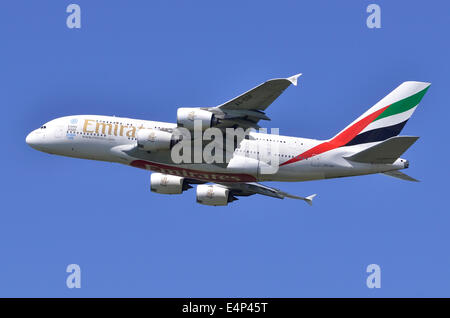 Emirates Airbus A380 Flugzeug klettern, die nach dem Start vom Flughafen London Heathrow Stockfoto