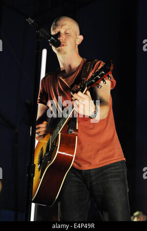 Raleigh, NC, USA. 14. Juli 2014. Sänger ISAAC SLADE der Rockband "The Fray" erklingt in den roten Hut Amphitheater. © Tina Fultz/ZUMA Draht/Alamy Live-Nachrichten Stockfoto