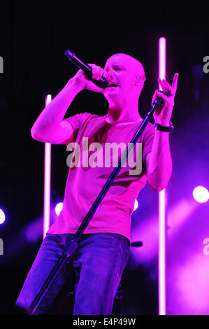 Raleigh, NC, USA. 14. Juli 2014. Sänger ISAAC SLADE der Rockband "The Fray" erklingt in den roten Hut Amphitheater. © Tina Fultz/ZUMA Draht/Alamy Live-Nachrichten Stockfoto