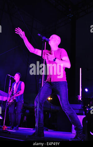 Raleigh, NC, USA. 14. Juli 2014. Sänger ISAAC SLADE der Rockband "The Fray" erklingt in den roten Hut Amphitheater. © Tina Fultz/ZUMA Draht/Alamy Live-Nachrichten Stockfoto