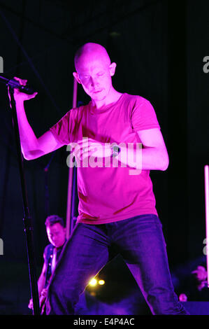 Raleigh, NC, USA. 14. Juli 2014. Sänger ISAAC SLADE der Rockband "The Fray" erklingt in den roten Hut Amphitheater. © Tina Fultz/ZUMA Draht/Alamy Live-Nachrichten Stockfoto