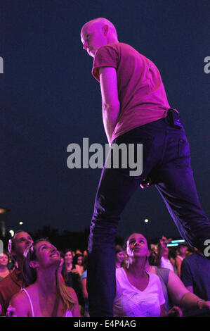 Raleigh, NC, USA. 14. Juli 2014. Sänger ISAAC SLADE der Rockband "The Fray" erklingt in den roten Hut Amphitheater. © Tina Fultz/ZUMA Draht/Alamy Live-Nachrichten Stockfoto