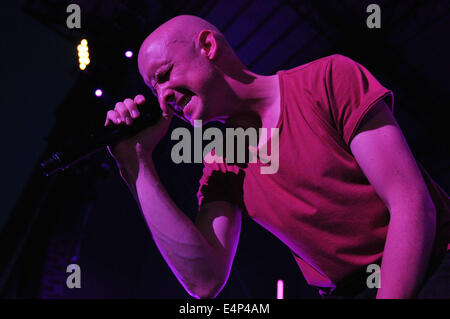 Raleigh, NC, USA. 14. Juli 2014. Sänger ISAAC SLADE der Rockband "The Fray" erklingt in den roten Hut Amphitheater. © Tina Fultz/ZUMA Draht/Alamy Live-Nachrichten Stockfoto