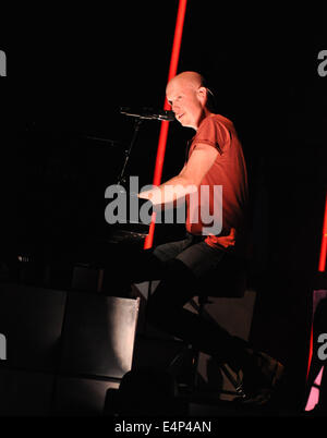 Raleigh, NC, USA. 14. Juli 2014. Sänger ISAAC SLADE der Rockband "The Fray" erklingt in den roten Hut Amphitheater. © Tina Fultz/ZUMA Draht/Alamy Live-Nachrichten Stockfoto