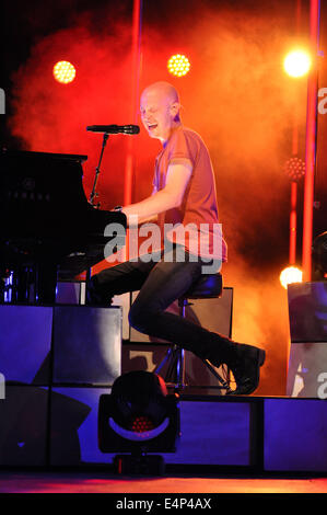 Raleigh, NC, USA. 14. Juli 2014. Sänger ISAAC SLADE der Rockband "The Fray" erklingt in den roten Hut Amphitheater. © Tina Fultz/ZUMA Draht/Alamy Live-Nachrichten Stockfoto