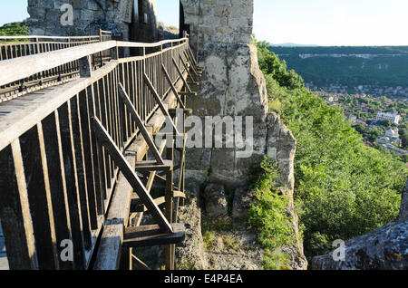 Hölzerne Brücke mit Felsen in der Nähe Provadia Stockfoto