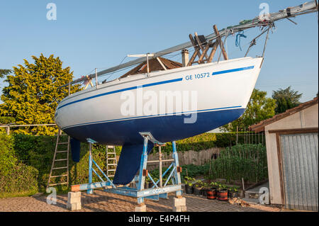 Eine Segelyacht in einer Wiege in eine Werft nach dem Lackieren mit antifouling Stockfoto