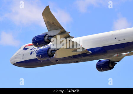 Boeing 747-8F betrieben von Global Supply Systems im Auftrag von British Airways World Cargo machen einen niedrigen Überflug bei Duxford Airshow Stockfoto