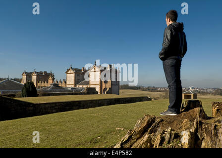 Sie Mann Erhebungen der Szene Chatelherault Country Park blicken. Stockfoto