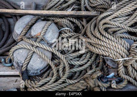 Segelboot, Tauwerk, Seile, auf eine alte hölzerne Segelschiff, Stockfoto