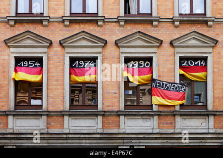 Deutschland Fußball-Weltmeister 1954 1974 1990 bis 2014; Fahnen mit den Jahreszahlen an den Fenstern eines deutschen Fan Stockfoto