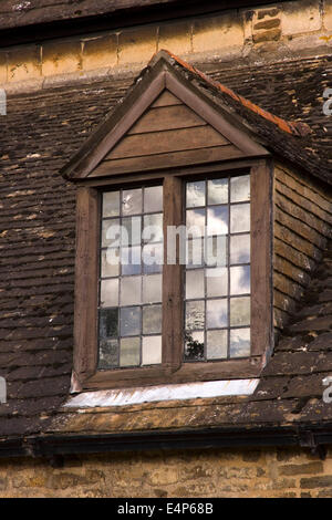 Alte hölzerne Dachgaube in Schieferdach mit Bleiglas Fensterscheiben zeigen Reflexionen von Himmel, Oakham Castle, Rutland, UK Stockfoto