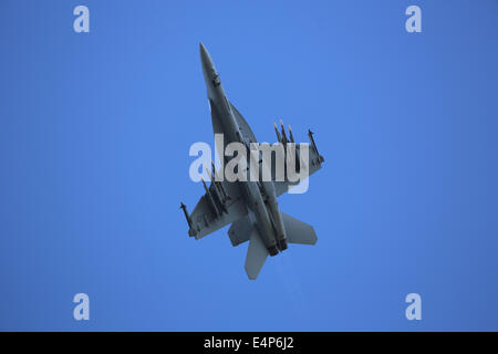 Farnborough, Hampshire, UK. 15. Juli 2014. Bildnachweis: Niall Ferguson/Alamy Live News Farnborough Air Show - zeigt die f-18 Super Hornet am zweiten Tag Stockfoto