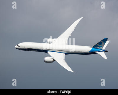 Farnborough, Hampshire, UK. 15. Juli 2014. Die Boeing 787 Dreamliner endet die Flugvorführungen am zweiten Tag der 2014 Farnborough International Airshow Credit: Niall Ferguson/Alamy Live News Stockfoto