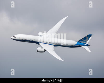 Farnborough, Hampshire, UK. 15. Juli 2014. Die Boeing 787 Dreamliner endet die Flugvorführungen am zweiten Tag der 2014 Farnborough International Airshow Credit: Niall Ferguson/Alamy Live News Stockfoto