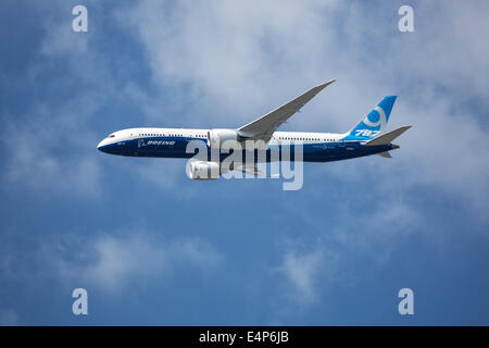 Farnborough, Hampshire, UK. 15. Juli 2014. Die Boeing 787 Dreamliner endet die Flugvorführungen am zweiten Tag der 2014 Farnborough International Airshow Credit: Niall Ferguson/Alamy Live News Stockfoto