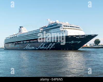 TUI Kreuzfahrtschiff Mein Schiff 1 als es verlässt den Hamburger Hafen, Deutschland am 10. Juli 2014. Stockfoto