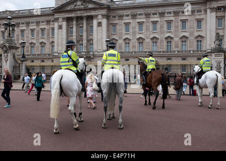 Frauen-Polizisten auf dem Pferderücken vor Buckingham Palast Stockfoto