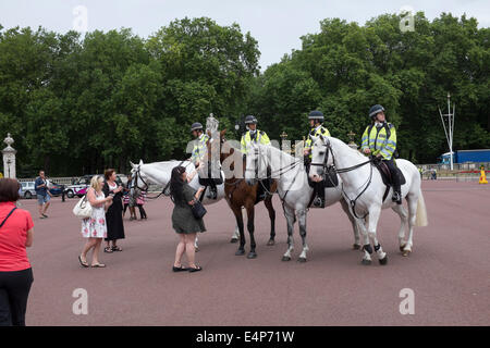 Frauen-Polizisten auf dem Pferderücken vor Buckingham Palast Stockfoto