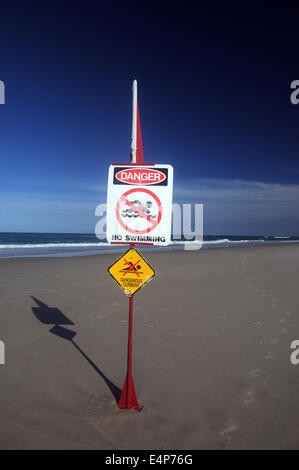 Gefährliche Strömungen - kein Schwimmen - Schild an Main Beach, North Stradbroke Island, Queensland, Australien. Keine PR Stockfoto