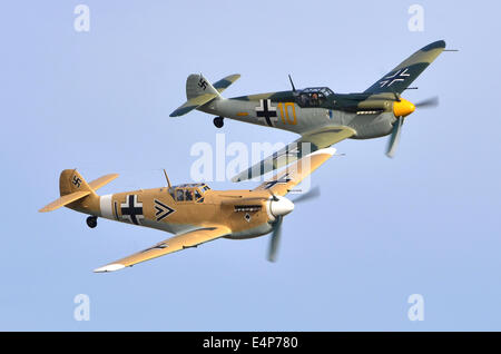 Hispano HA-1112 MIL Buchon (Lizenz gebaut Messerschmitt Bf109G) paar in Luftwaffe Abzeichen an Duxford Airshow 2012 Stockfoto