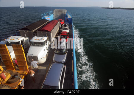 Voll beladen Autofähre Weg zurück über Moreton Bay nach Brisbane vom North Stradbroke Island, Queensland, Australien. Keine PR oder Stockfoto