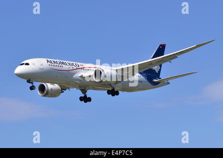 Aeromexico Boeing 787 Dreamliner auf Ansatz für die Landung in London Heathrow Flughafen, Großbritannien. Stockfoto