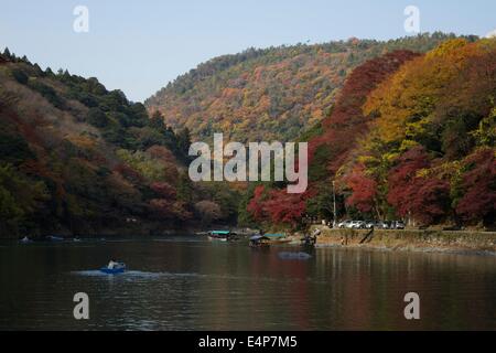 Farben des Herbstes Hozu Fluss in Arashiyama, Kyoto, Japan Stockfoto