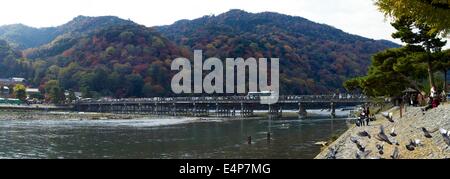 Togetsukyo Bridge in Arashiyama, Kyoto, Japan-Panorama Stockfoto