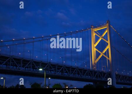 Große Seto Brücke (Seto-Ohashi) in der Abenddämmerung in der Präfektur Kagawa, Japan Stockfoto