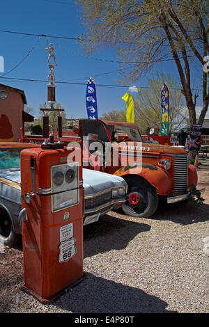 Alte Fahrzeuge und Zapfsäule hinter Delgadillo Snow Cap, Seligman, historische US Route 66, Arizona, USA Stockfoto