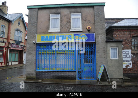 Barlows Buchmacher auf dem Set von Coronation Street in der ITV Granada Studios, Quay Street, Manchester, UK Stockfoto