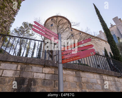 Wegweiser in Girona. Finger Richtung Schilder weisen die Richtung zu den wichtigen Sehenswürdigkeiten in der Stadt. Stockfoto