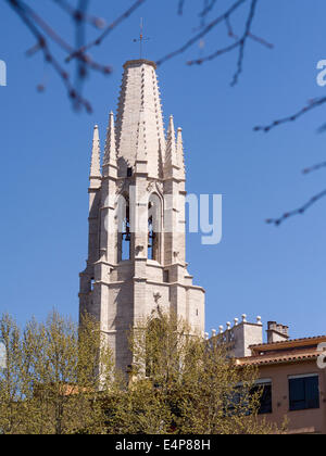 Turm der Basilika Parroquial de Sant Feliu. Die geradezu modern aussehende Glockenturm der Basilika unterhalb der Kathedrale Stockfoto